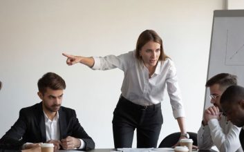 آسیب‌های قلدری در محیط کار