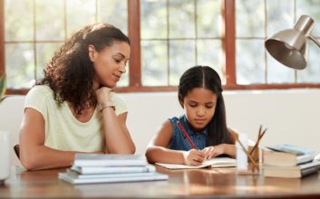 انجام به‌موقع تکالیف با کمک والدین کنترل گر