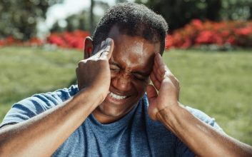 فردی که از پرش افکار کلافه شده است