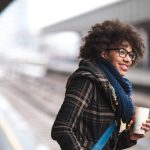 زنی که مشتاق آمدن قطار و شروع شدن صبح شنبه است