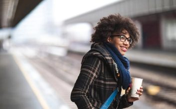 زنی که مشتاق آمدن قطار و شروع شدن صبح شنبه است