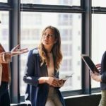 ۸ اشتباهی که زمان ترک شغل نباید مرتکب شوید_دنیای تکنولوژی 5 همکاران در حال صحبتکردن