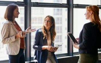 همکاران در حال صحبت‌کردن