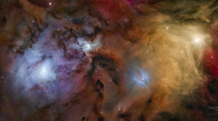 منظومه ستاره‌ای رو اوفیوچی در مرکز سحابی بازتاب آبی در سمت چپ قرار دارد، درحالی‌که یک سحابی بازتابی متفاوت، IC 4605، درست در زیر و راست تصویر قرار دارد