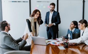 چه زمانی باید شغل جدیدی را قبول کرد؟ | شغل فعلی یا شغل جدید کدام را انتخاب کنم؟