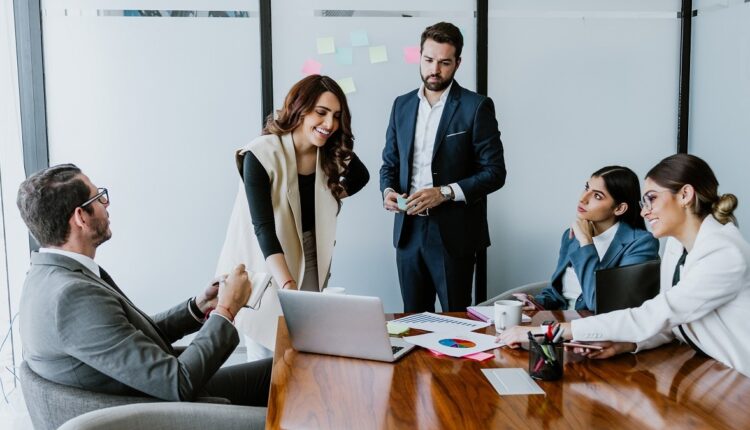 چه زمانی باید شغل جدیدی را قبول کرد؟ | شغل فعلی یا شغل جدید کدام را انتخاب کنم؟