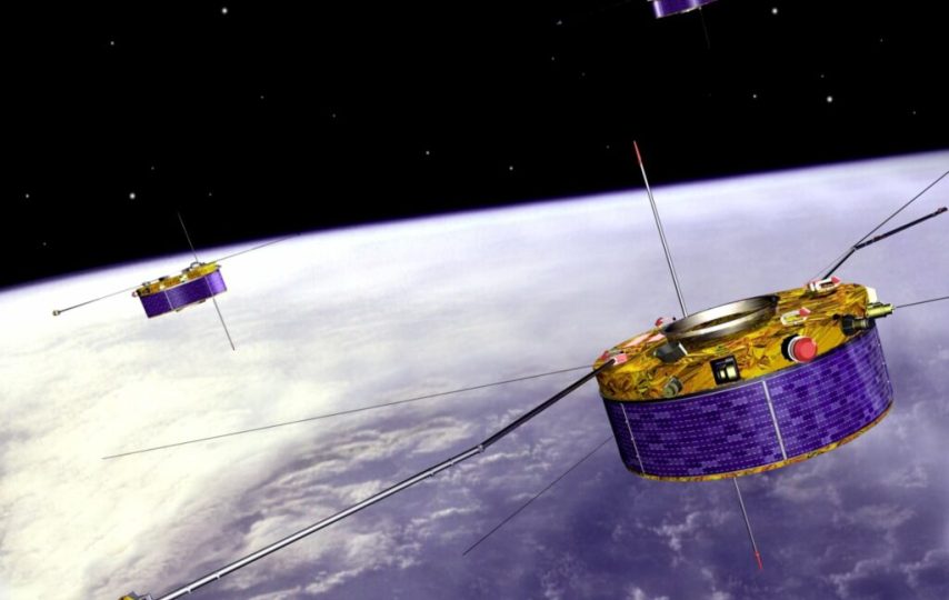 آریان-5 در 4 ژوئن 1996 از کورو، گویان فرانسه بلند شد تا محموله خود که چهار ماهواره کلاستر بود را به مدار برساند