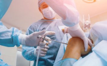 عمل تعویض مفصل زانو