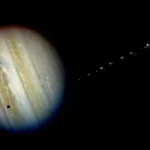 این دنباله‌دار توسط ستاره‌شناسان «کارولین شومیکر» و «دیوید لوی» در سال 1993 کشف شد. شومیکر-لوی 9 توسط مشتری گیر افتاد و در آن زمان به دور این سیاره می‌چرخید.