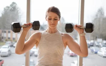 راهنمای کاهش وزن و چربی سوزی با دمبل + آموزش تصویری و برنامه رژیمی و تمرینی