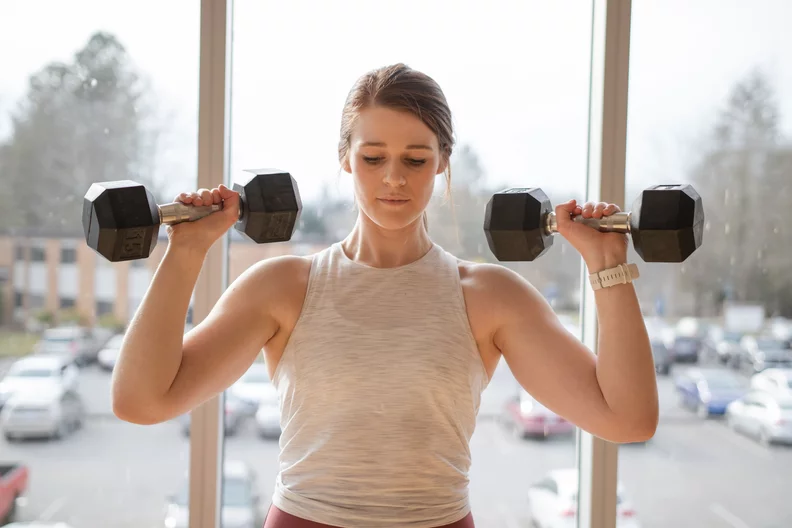 راهنمای کاهش وزن و چربی سوزی با دمبل + آموزش تصویری و برنامه رژیمی و تمرینی