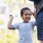 رفتار مناسب با کودکی که کتک می‌زند