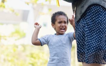 رفتار مناسب با کودکی که کتک می‌زند