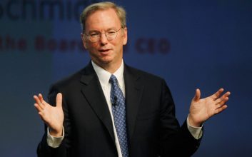 اریک اشمیت آمریکا را در زمینه هوش مصنوعی نظامی از رقبا عقب‌تر می‌داند