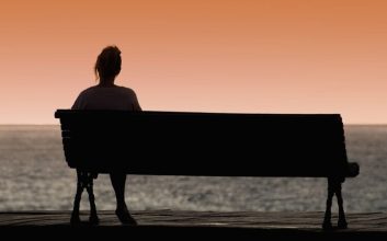 مصرف جبرانی: راهی پیچیده برای شکست دادن تنهایی