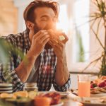 چطور غذای رستورانی به سلامت بدن آسیب می‌رساند و باید چه کنیم؟