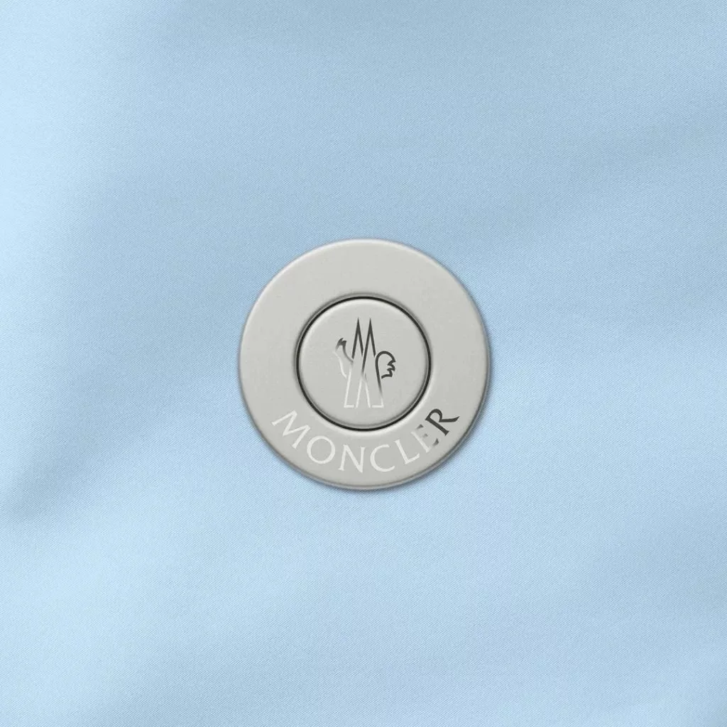 تاثییر تازه جانی آیو با همکاری برند مونکلر: ژاکتی با دکمههای خاص!_دنیای تکنولوژی 6 طراحی دکمه برای ژاکت مونکلر