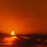 همانطور که از آلبرتا، کانادا مشاهده می‌شود؛ ماه زمین، آسمان شرقی را با ستارگان هفت خواهر در خوشه پروین، تقسیم کرد.