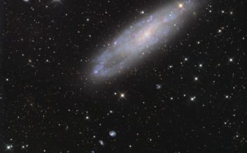 NGC 247 به همراه کهکشان مارپیچی براق NGC 253، بخشی از گروه کهکشان‌های مجسمه‌ساز است.