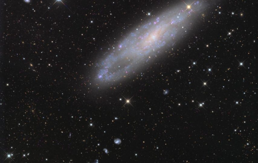 NGC 247 به همراه کهکشان مارپیچی براق NGC 253، بخشی از گروه کهکشان‌های مجسمه‌ساز است.