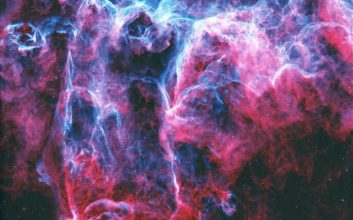 NGC 6995، که به‌طور غیر رسمی به‌عنوان سحابی خفاش شناخته می‌شود، تنها 1/2 درجه، تقریباً به اندازه ظاهری ماه، گستره دارد.