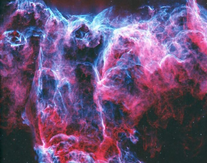 NGC 6995، که به‌طور غیر رسمی به‌عنوان سحابی خفاش شناخته می‌شود، تنها 1/2 درجه، تقریباً به اندازه ظاهری ماه، گستره دارد.