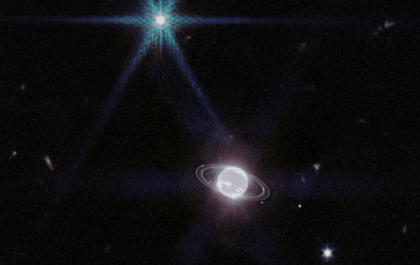 نپتون، غول یخی حلقه‌دار، در نزدیکی مرکز این تصویر نزدیک و در نور فروسرخ تلسکوپ فضایی جیمز وب شکار شد.