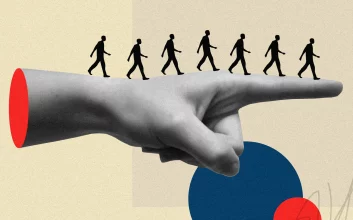 چطور با رئیس سخت‌گیر کنار بیاییم؟ + ۱۰ راهکار برای برخورد با رئیس سخت‌گیر