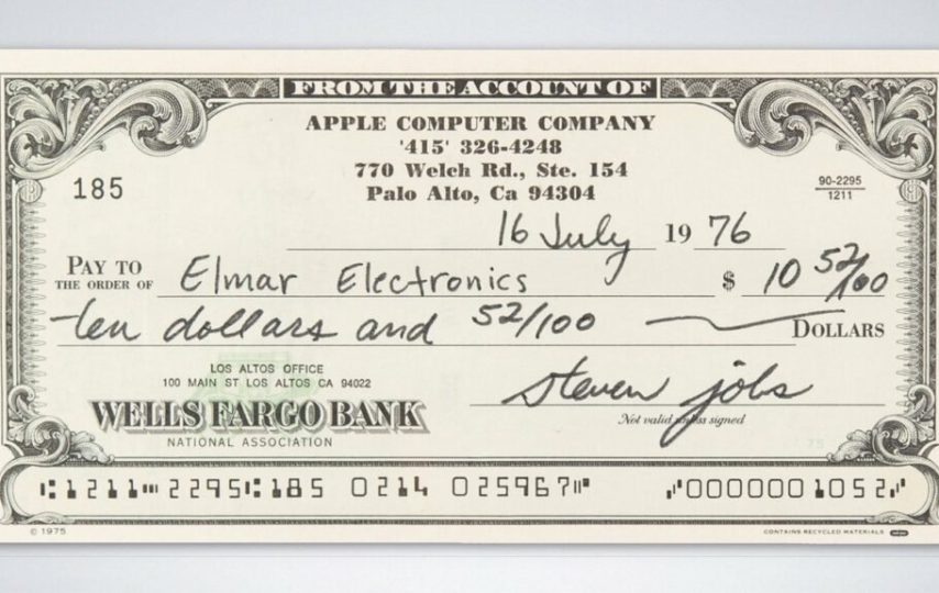 یک نوار کاست و چک با امضای استیو جابز در حراجی برای فروش گذاشته شد