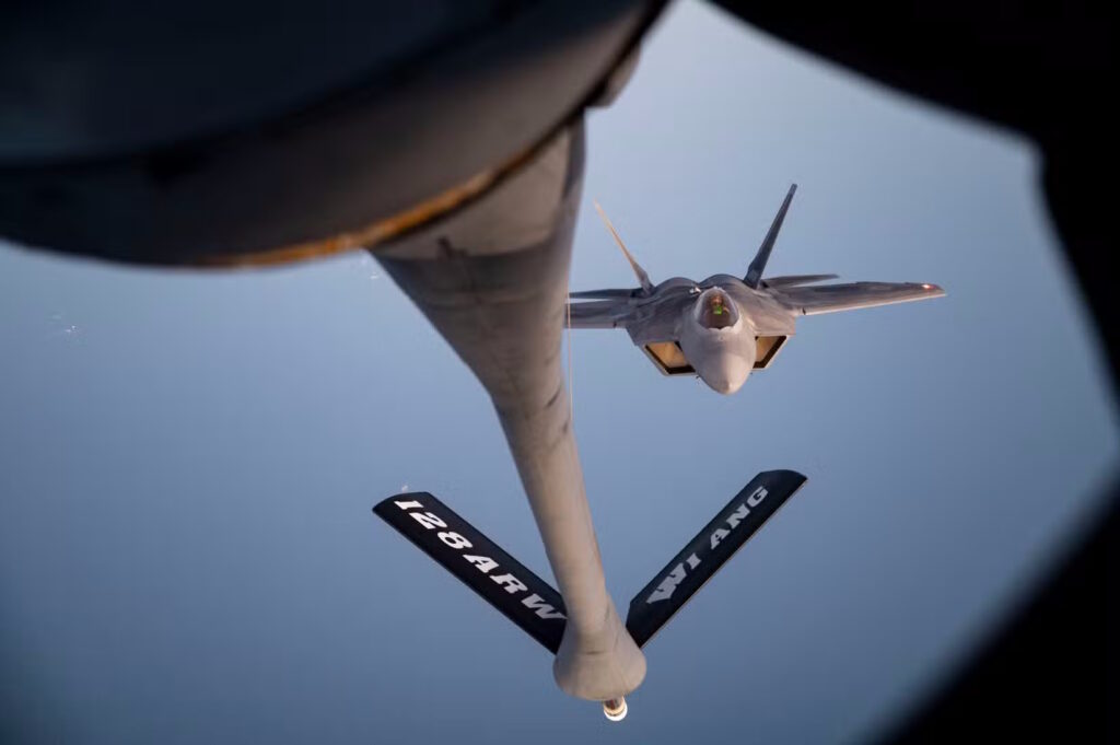 چطور اف-۲۲ رپتور به شدت ۲ ماخ می رسد؟_دنیای تکنولوژی 18 چطور اف-۲۲ رپتور به سرعت ۲ ماخ می رسد؟