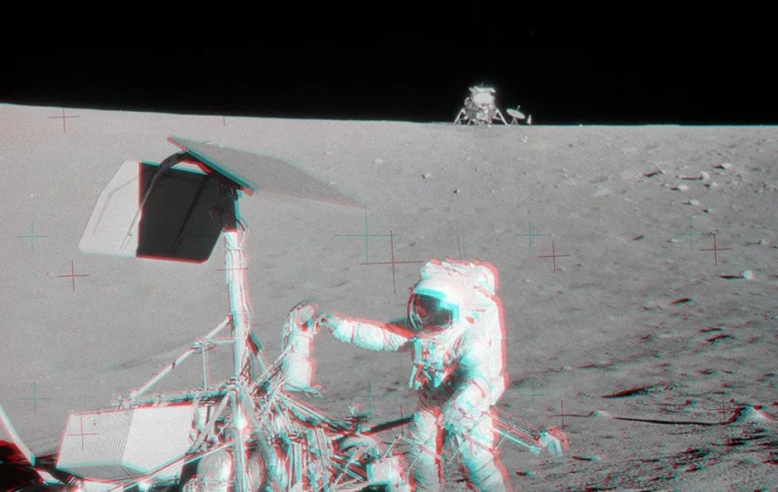 آپولو 12 و کاوشگر سرویر 3 در یک قاب؛ «پیت کنراد» نیز در تصویر دیده می‌شود.