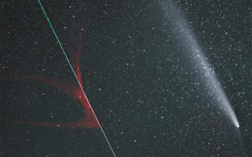تصویر روز ناسا: دنباله‌دار و شهاب‌سنگ در یک قاب