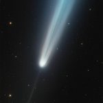 دنباله‌دار سوچین‌شان-اتلس با دنباله درخشان و پاددم آن