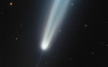 دنباله‌دار سوچین‌شان-اتلس با دنباله درخشان و پاددم آن