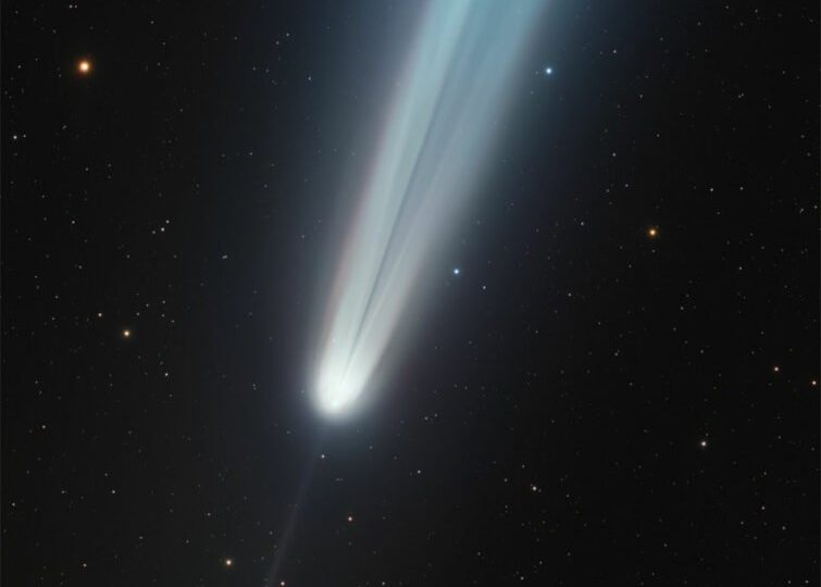 دنباله‌دار سوچین‌شان-اتلس با دنباله درخشان و پاددم آن