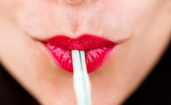 ۳۳ کارهایی که علتپیری می شود_دنیای تکنولوژی 28 نوشیدن با نی به ایجاد چروک در اطراف دهان منجر می شود