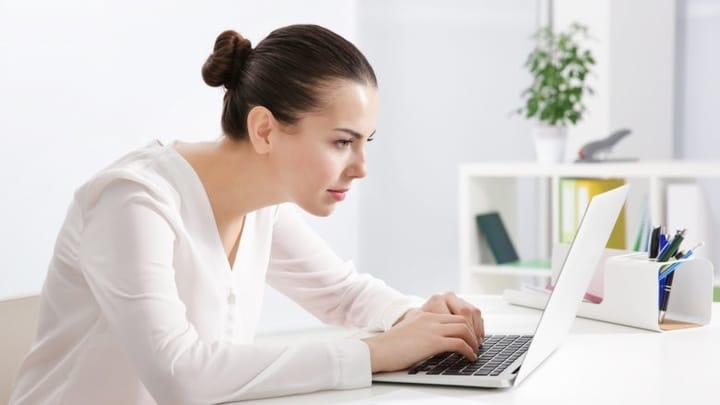 ۳۳ کارهایی که علتپیری می شود_دنیای تکنولوژی 33 خمودگی باعث می شود پیر به نظر برسیم