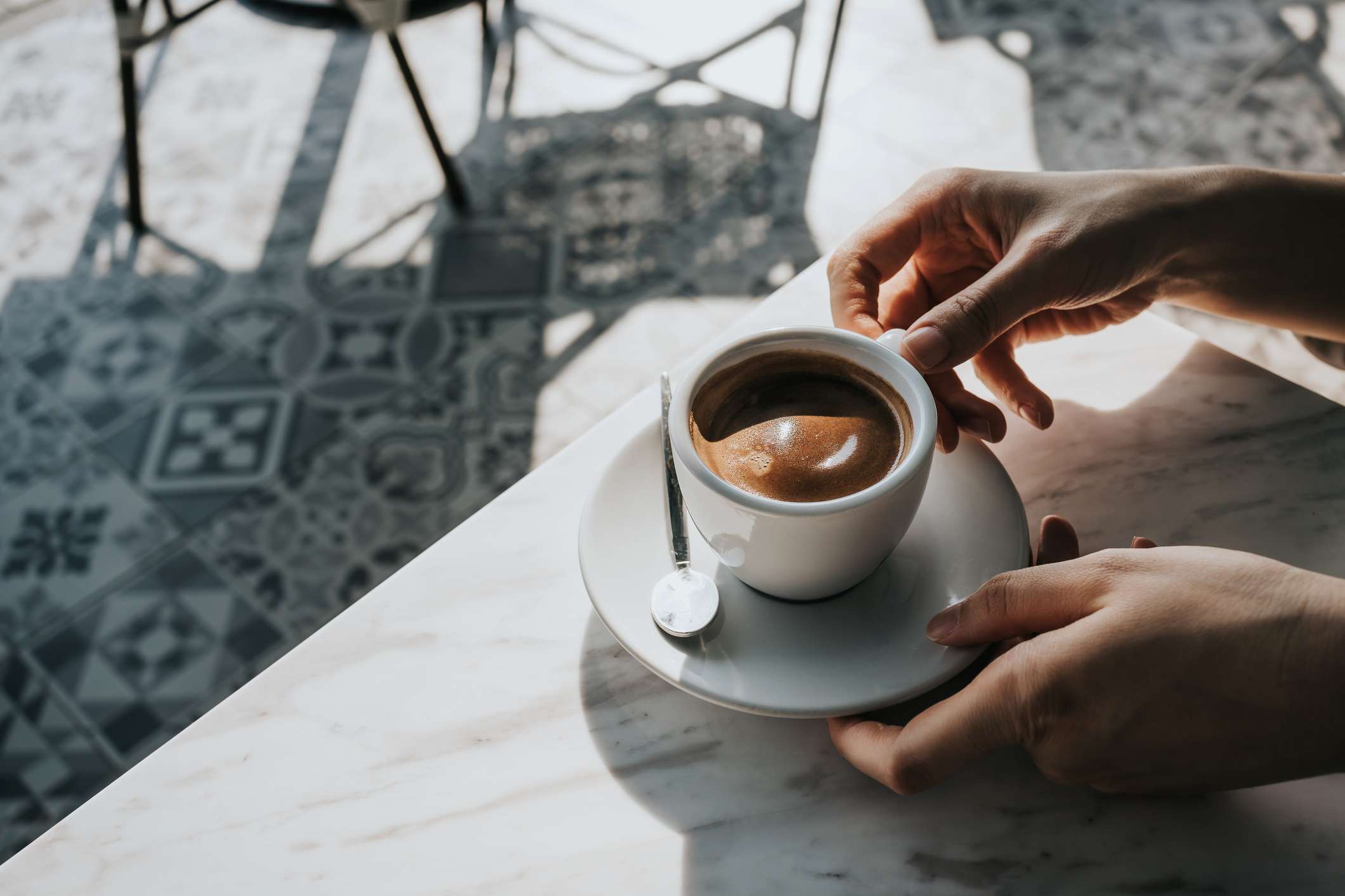 بهترین زمان روز برای نوشیدن قهوه؛ چه وقتی قهوه بنوشیم؟ دنیای
