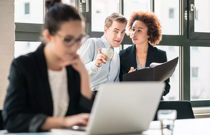 ۵ راه برای مقابله با همکار حسود در محل کار_دنیای تکنولوژی 12 1741321782 891 ۵ راه برای مقابله با همکار حسود در محل کار دنیای.webp