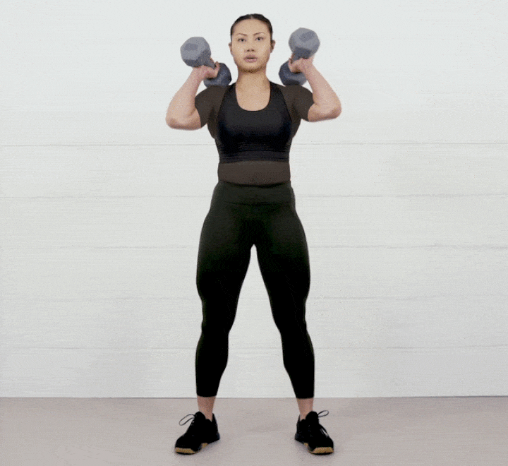 ورزش با دمبل؛ ۲۷ تمرین با دمبل برای تحکیم عضلات_دنیای تکنولوژی 81 ورزش با دمبل - اسکوات از جلو
