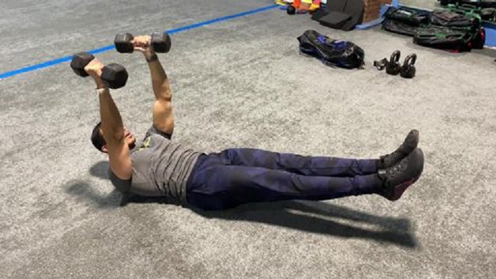 ورزش با دمبل؛ ۲۷ تمرین با دمبل برای تحکیم عضلات_دنیای تکنولوژی 93 ورزش با دمبل - اسکال کراشر هالو بادی