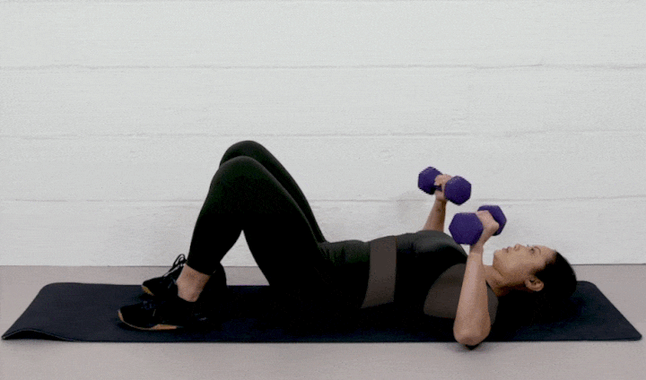 ورزش با دمبل؛ ۲۷ تمرین با دمبل برای تحکیم عضلات_دنیای تکنولوژی 85 ورزش با دمبل - پرس دمبل روی زمین