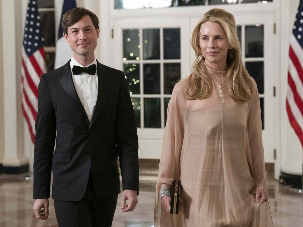 نکاتی خواندنی که باید در رابطه، لورن پاول جابز، همسر استیو جابز بدانید_دنیای تکنولوژی 14 لورن پاول جابز و پسرش رید جابز