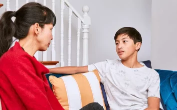رفتار با نوجوان پرخاشگر: چطور با پرخاشگری نوجوانان مواجه شویم؟