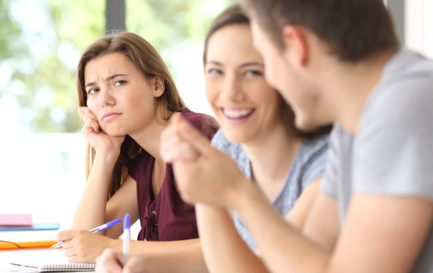 ۵ راه برای مقابله با همکار حسود در محل کار