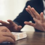 ۵ دلیل که رییس شما مانع پیشرفت شغلی شما می‌شود + راه غلبه بر این موانع