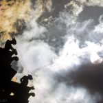 خورشیدگرفتگی جزئی در برابر مجسمه‌های کلیسای نوتردام