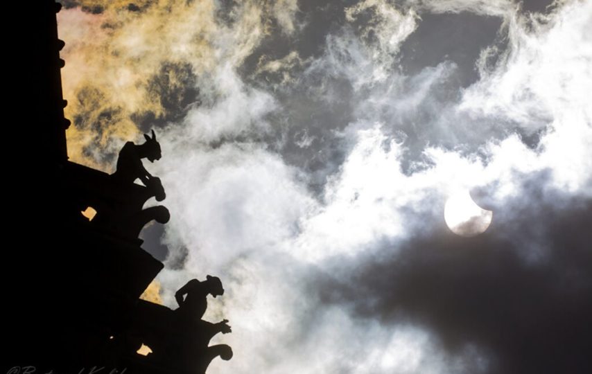 خورشیدگرفتگی جزئی در برابر مجسمه‌های کلیسای نوتردام