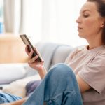 افزایش 82 درصدی خطر گردن‌درد با نشستن طولانی و کار با موبایل