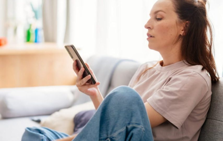 افزایش 82 درصدی خطر گردن‌درد با نشستن طولانی و کار با موبایل